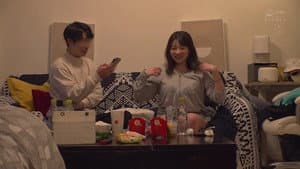 〇ー〇ーイーツは自由勤務だから「ナンパしていいんじゃない？」 巨乳配達員をその場でナンパし家に連れ込み盗撮 口説いてハメてそのまま勝手にAV発売。 — foto 1