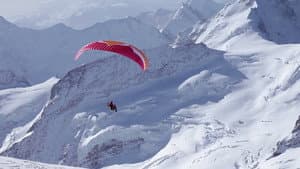 Ueli Steck - Paraglides Between Mountains In The Swiss Alps — foto 1