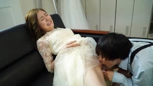 結婚式中、親族が側にいるのにワレメ大好きショタ坊のスカート潜入膣いじりで痙攣失禁させられるイクイク花嫁 東希美 — foto 1