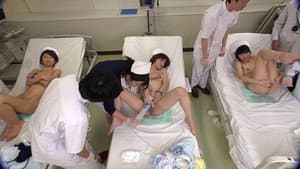 看護学校の実習で全裸にされ、オマ○コやお尻の穴まで男子に拭かれた私…！ — foto 1